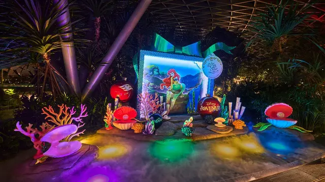 Boneka Hello Kitty Raksasa Sambut Pengunjung Bandara Changi Singapura Jelang Libur Akhir Tahun