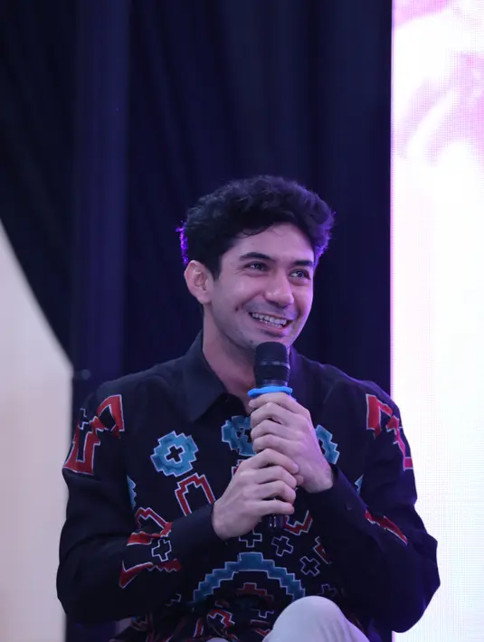 Reza Rahadian hadir saat peluncuran perangko Habibie Ainun di CoHive Filateli, Jakarta Pusat, Jumat (20/12/2019) malam. (Daniel Kampua/Fimela.com)