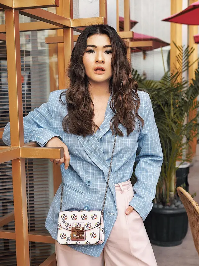 Cara Anastasia Siantar Padupadankan Pakaian Sehari-hari dengan Luxury Bags/dok.Zalora