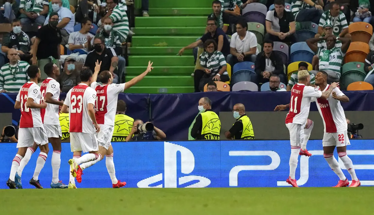 Pemain Ajax merayakan setelah Sebastien Haller mencetak gol ke gawang Sporting CP pada pertandingan Grup C Liga Champions di Stadion Alvalade, Lisbon, Portugal, Rabu (15/9/2021). Ajax menang 5-1. (AP Photo/Armando Franca)