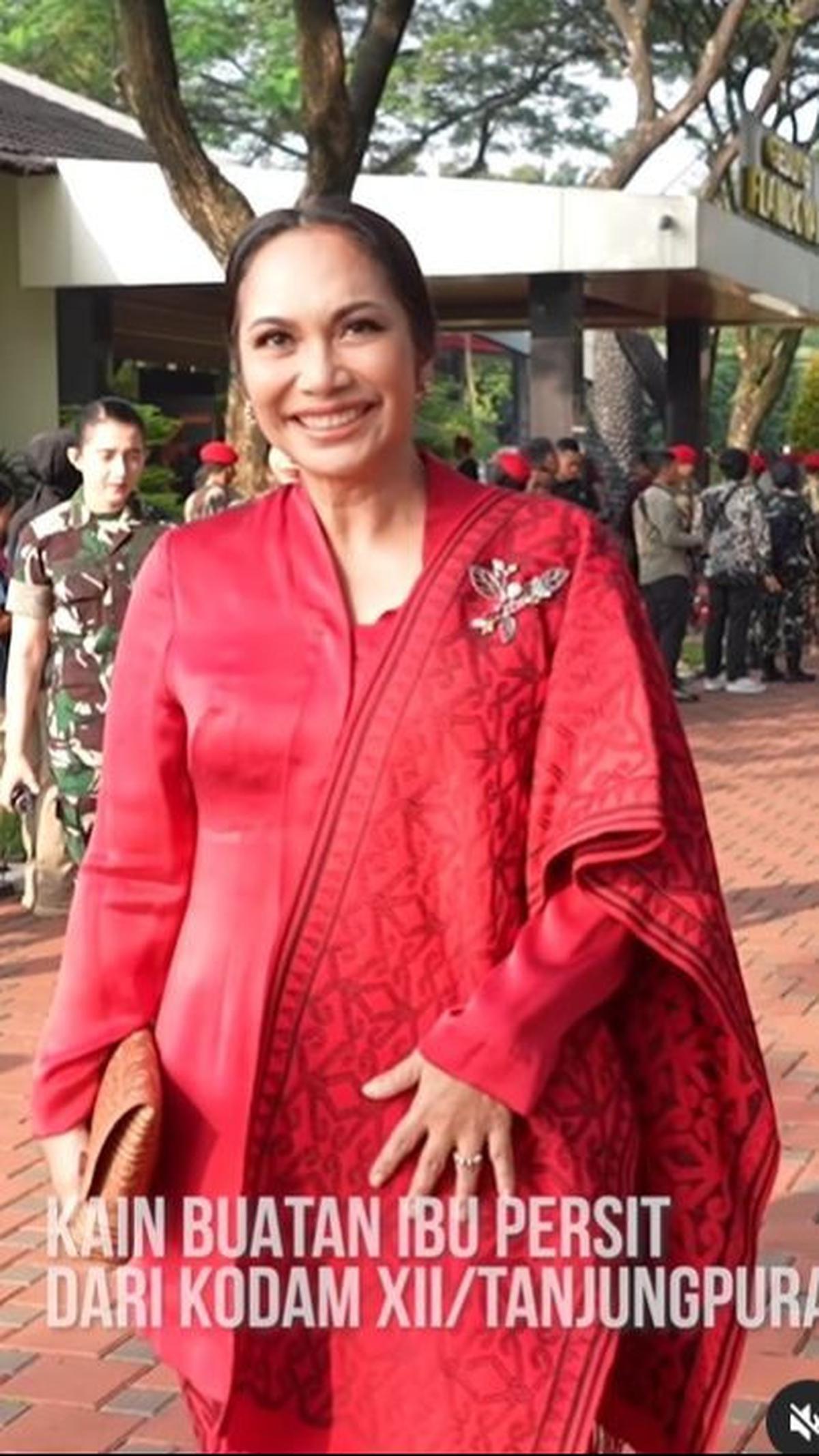 Di momen itu putri Luhut Binsar Pandjaitan ini tampil mempesona mengenakan kebaya merah.&nbsp;