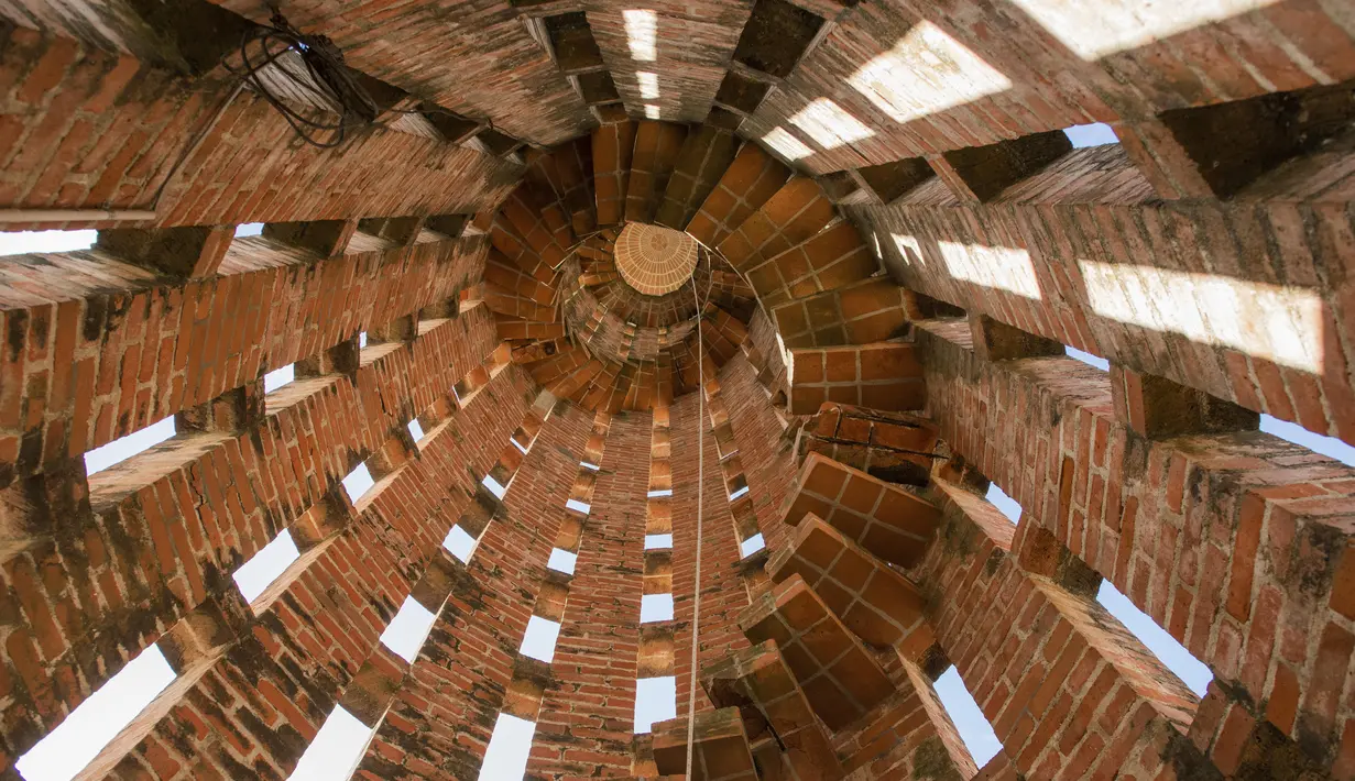 Kondisi menara lonceng Gereja Kristus Sang Pekerja dan Bunda Maria dari Lourdes di Estacion Atlantida, Uruguay, 26 Juli 2021. UNESCO mempertimbangkan gereja yang didirikan insinyur Uruguay Eladio Dieste pada tahun 1958 tersebut sebagai Warisan Kemanusiaan untuk Budaya. (AP Photo/Matilde Campodonico)