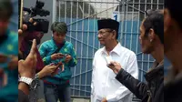 Mengenakan kemeja putih lengan panjang, Hasyim mengaku membesuk Fuad Amin bersama sejumlah tokoh daerah Bangkalan.