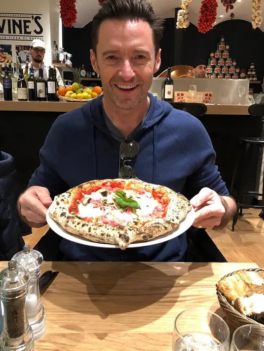 Ketika berada di Paris, Hugh Jackman bahkan nggak lupa untuk kulineran dan mencicipi makanan enak di sana. (instagram/thehughjackman)