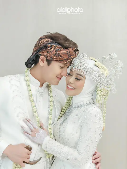 Menikah di Jakarta, 19 Agustus 2021, usia rumah tangga Rizky Billar dan Lesti Kejora sejatinya belum genap dua tahun. Masih segar dalam ingatan kita ketika bintang sinetron Cinta Karena Cinta mengunggah foto pernikahan di akun Instagram terverifikasi seraya menulis, “Apa yang kamu dapatkan saat ini tak lepas dari kebaikan yang selalu kamu tanamkan, orang tua yang selalu kamu mulia-kan, serta cinta kasih yang tulus yang selalu kamu berikan.” (Foto: Dok. Instagram @rizkybillar)