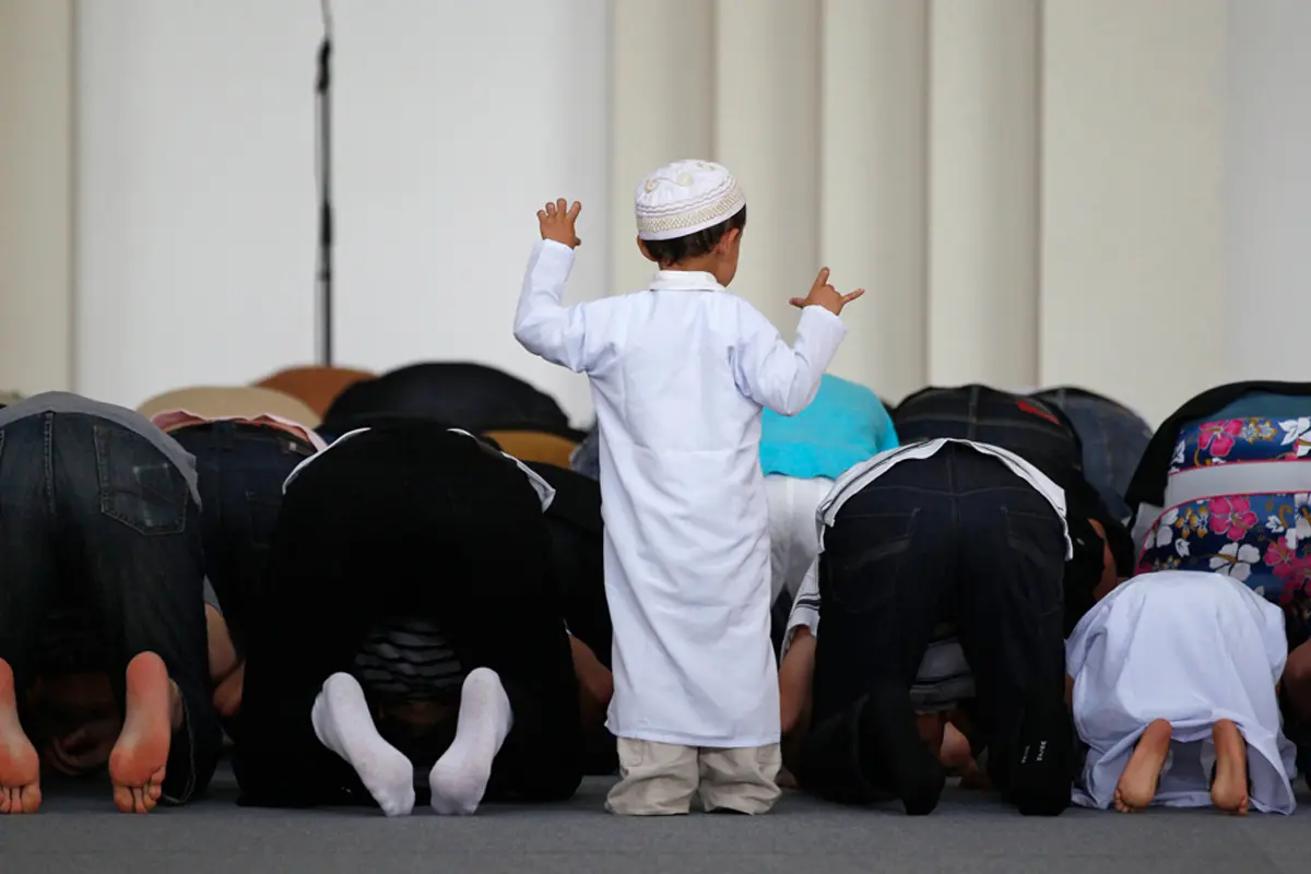 Tingkah Bocah yang Bikin Gemas Ketika Salat Tarawih di Masjid