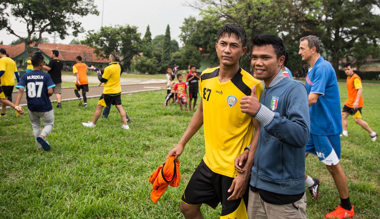Selain Cristian Gonzales, ada juga Johan Alfarizi yang menyempatkan diri menyapa penggemarnya yang meminta foto bareng. (Bola.com/Vitalis Yogi Trisna)