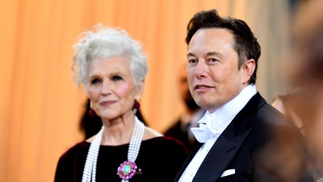 FOTO: Elon Musk Bawa Ibunya yang Supermodel ke Met Gala 2022
