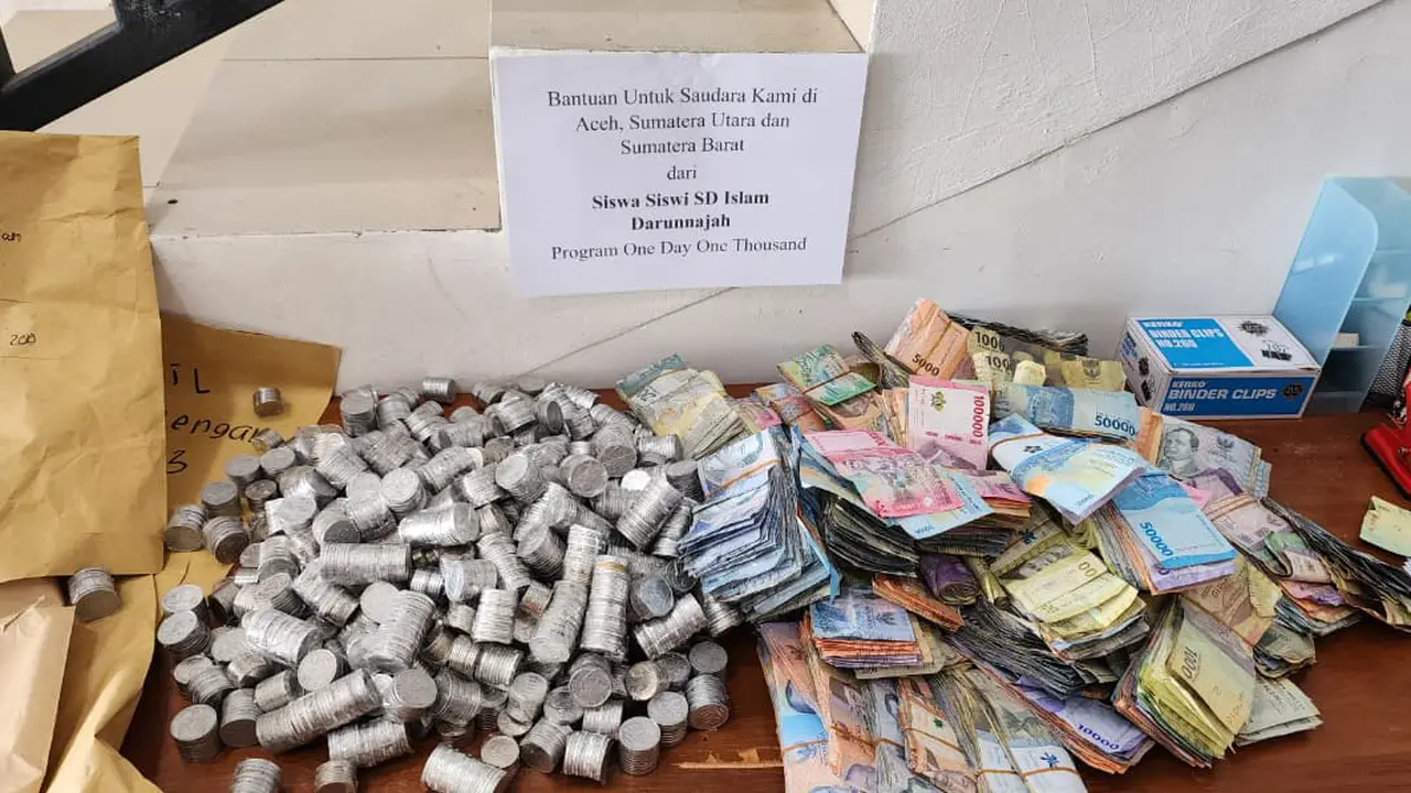Siswa-siswi SD Islam Darunnajah menunjukkan kepedulian tinggi terhadap korban banjir di Aceh, Sumatera Utara, dan Sumatera Barat melalui program donasi “One Day One Thousand”. (Istimewa)
