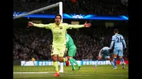 Penyerang Barcelona, Luis Suarez saat melakukan selebrasi usai mencetak gol ke gawang Manchester City di laga 16 besar Liga Champions di Stadion Etihad, Manchester, Inggris  (24/2/2015). Barcelona unggul 2-0 atas Man City.(Reuters/Lee Smith )