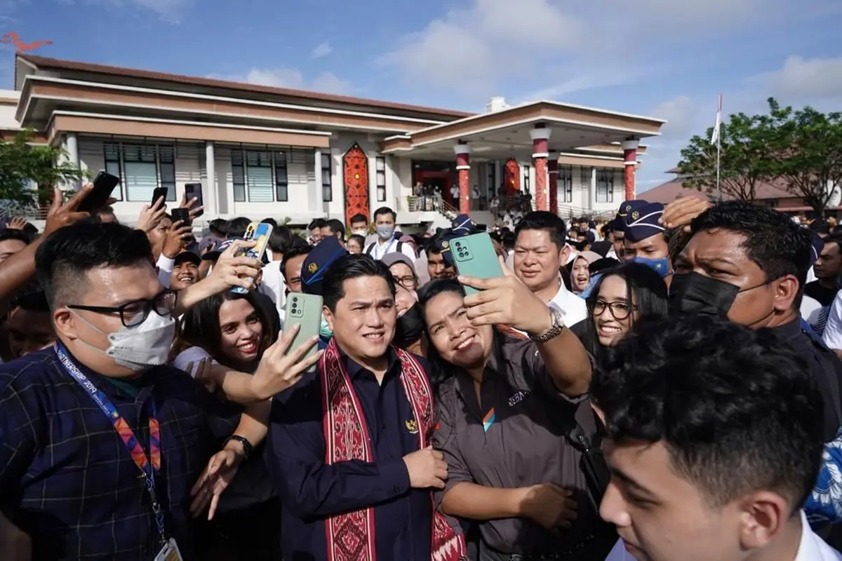 Menteri BUMN Erick Thohir melakukan kunjungan kerja ke Provinsi Kalimantan Barat, Sabtu (4/2/2023). Erick Thohir disambut oleh ribuan masyarakat muda Pontianak. (Dok KBUMN)