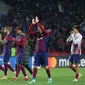 Para pemain Barcelona merayakan akhir duel matchday 5 Grup H Liga Champions 2023/2024 melawan Porto di Stadion Montjuic pada Rabu (29/11) dinihari WIB. (LLUIS GENE / AFP)