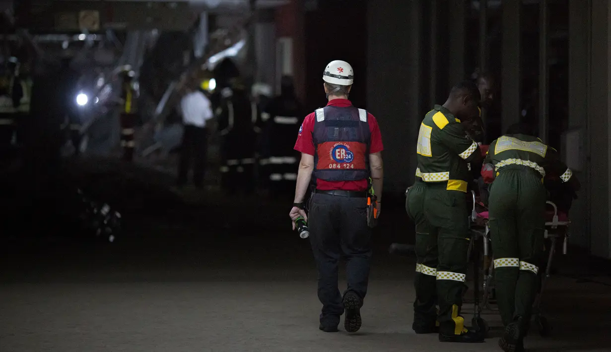 Paramedis dan tim tanggap darurat dikerahkan ke lokasi runtuhnya atap bangunan Rumah Sakit Charlotte Maxeke di Johannesburg, Afrika Selatan, Kamis (2/3). Insiden tersebut menyebabkan beberapa pasien terjebak di dalam reruntuhan. (Marco LONGARI/AFP)