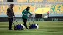 Dua orang pekerja tengah merapikan garis lapangan Stadion Gelora Bung Tomo (GBT) Surabaya, Jawa Timur, Kamis (9/11/2023) menjelang pembukaan Piala Dunia U-17 2023 yang akan diselenggarakan pada Jumat, 10 November 2023. (Bola.com/Bagaskara Lazuardi)