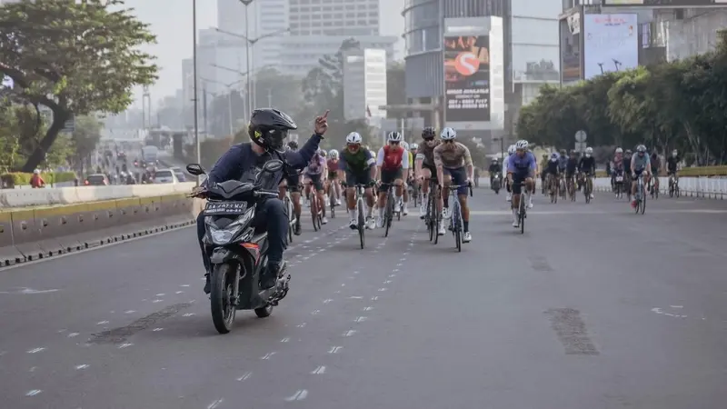 Pemotor Ancungkan Jari Tengah ke Rombongan Pesepeda (ist)