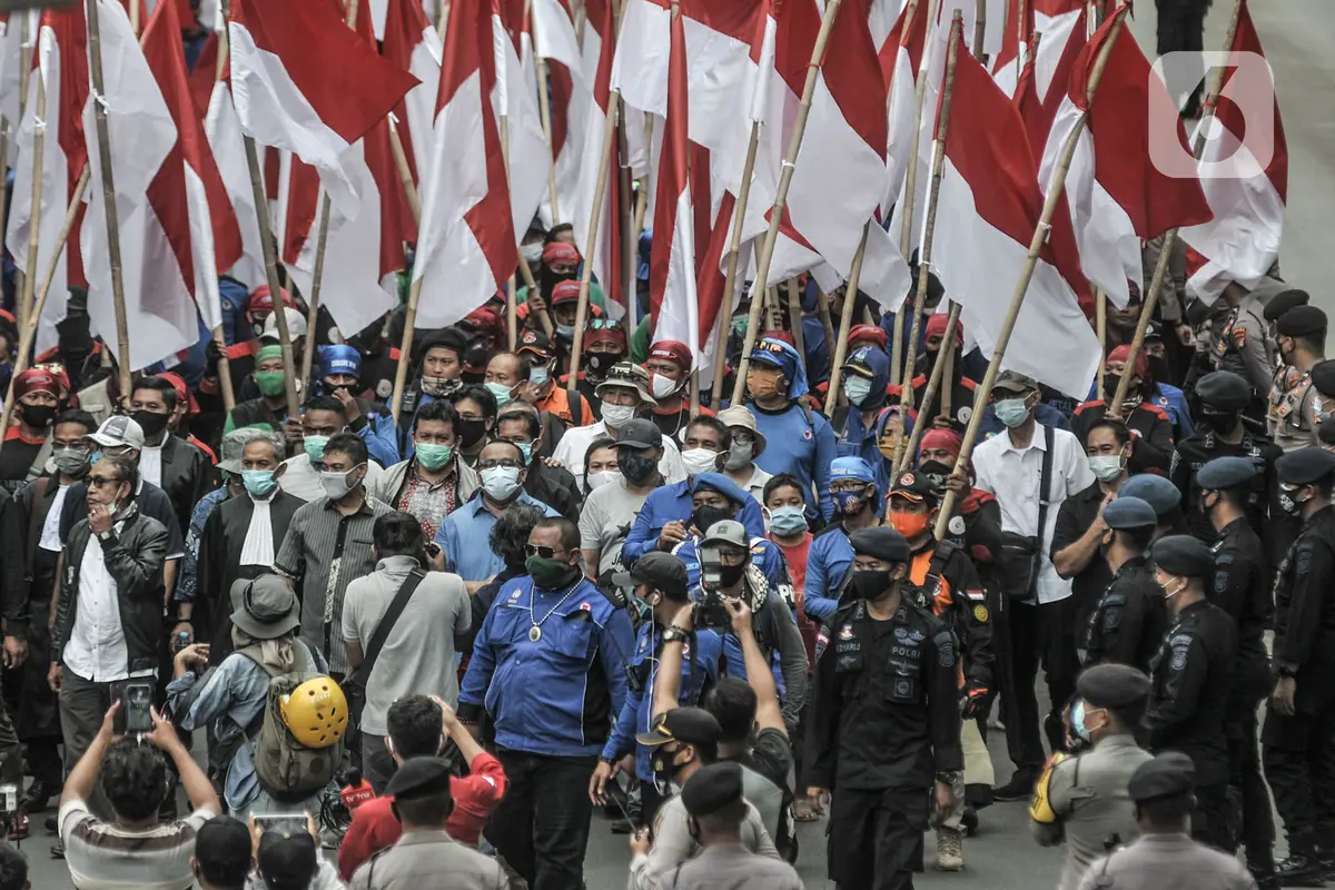 Aksi Ratusan Buruh Tolak UU Cipta Kerja