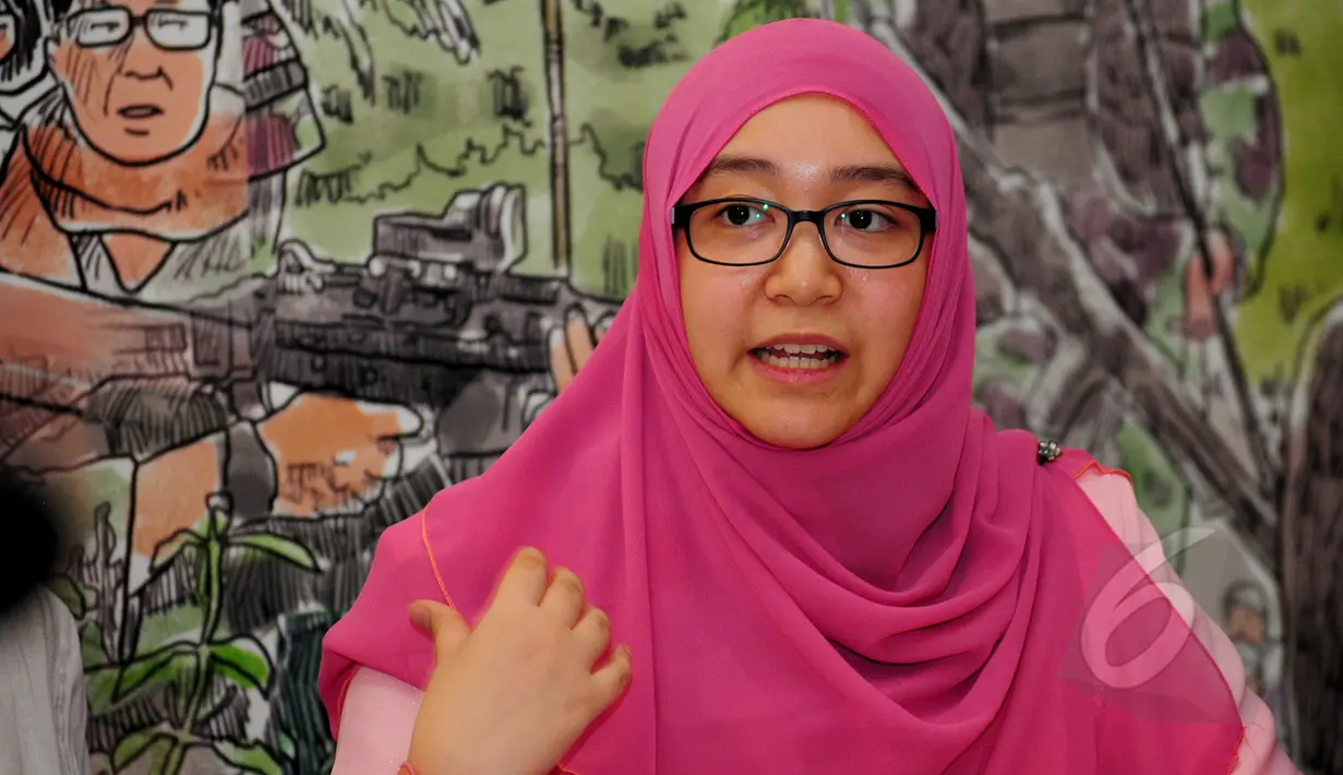 Nurul Iman Anwar, putri pemimpin oposisi Malaysia Anwar Ibrahim saat menjelaskan kepada wartawan tentang kriminalisasi yang dihadapi ayahnya di kantor KontraS, Jakarta, Sabtu (4/4/2015). (Liputan6.com/Yoppy Renato)  
