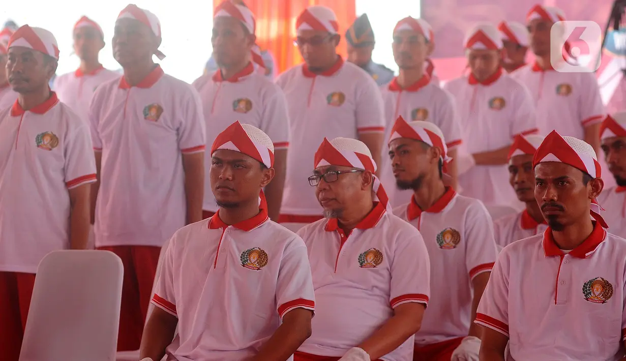 <p>Usai menyanyikan lagu Indonesia Raya, 76 napi terorisme itu secara bergantian mencium bendera Merah Putih. Acara ini bertepatan dengan Hari Lahir Pancasila. (merdeka.com/Arie Basuki)</p>