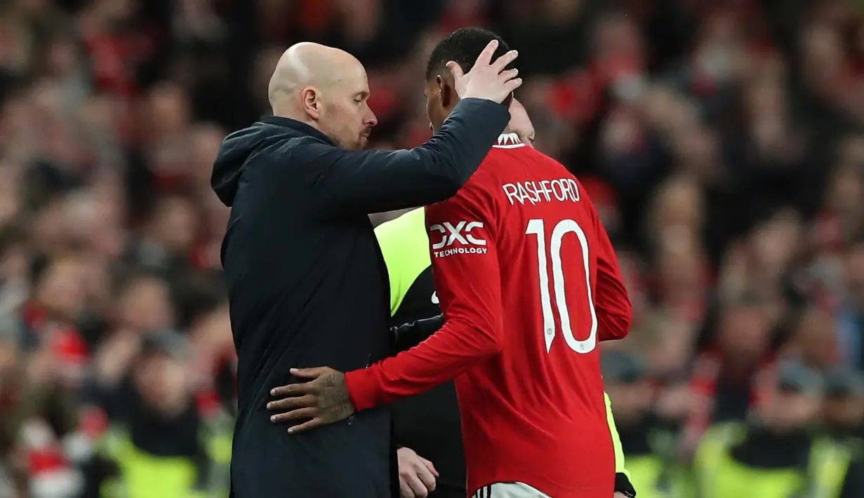 Pelatih Kepala Manchester United, Erik Ten Hag (kiri), menyapa pemainnya Marcus Rashford saat ia digantikan oleh Harry Maguire dalam pertandingan sepak bola final Piala Liga Inggris antara Manchester United dan Newcastle United di Stadion Wembley di London, Minggu, 26 Februari 2023. MU menjadi juara Piala Liga Inggris atau Carabao Cup 2022/2023 setelah menang 2-0 atas Newcastle United di Stadion Wembley, London. Mereka terakhir kali menjadi juara pada Liga Europa tahun 2017. (AP Photo/Scott Heppell)