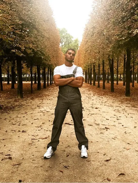 Judul berita tersebut adalah "Younes Bendjima nikmati malam di restoran sushi dengan dua wanita misterius di Beverly Hills." (instagram/younesbendjima)