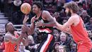 Pebasket Portland Trail Blazers, Ed Davis, berebut bola dengan pebasket Chicago Bulls, Robin Lopez dan Jerian Grant pada laga NBA di Stadion United Center, Selasa (2/1/2018). Bulls kalah dari Blazers dengan skor 120-124. (AP/David Banks)