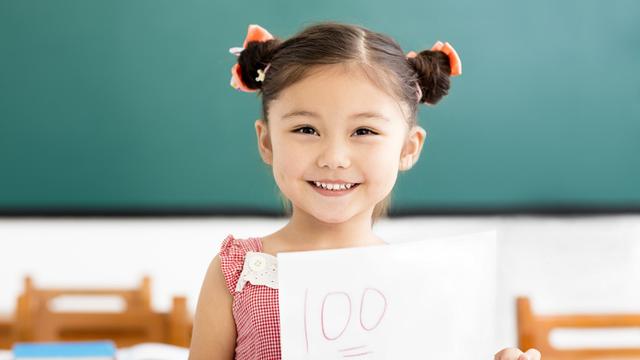 anak perempuan pintar tersenyum