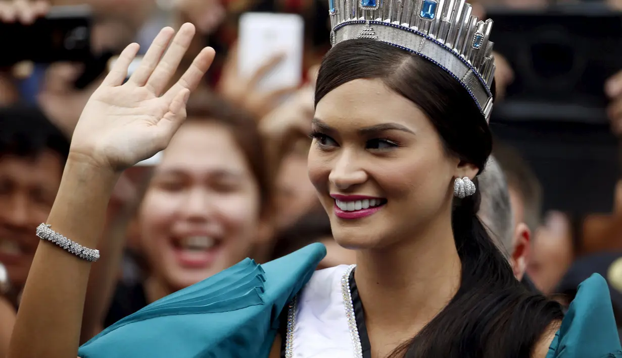 Miss Universe 2015, Pia Alonzo Wurtzbach   menyapa para penggemarnya di jalanan  Manila, Filpina, (25/1). Nantinya Wurtzbach  akan bertemu pemerintah Filpina untuk membicarakan masalah isu HIV dan negara rentan bencana. (REUTERS / Erik De Castro)