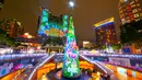 Pertunjukan cahaya menyambut Natal di Christmasland, New Taipei City, Taiwan, Senin (19/11). Festival musim dingin ini dimulai pada 16 November 2018. (TVBS via AP Images)