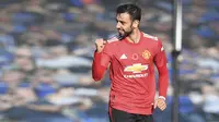 Gelandang Manchester United, Bruno Fernandes, merayakan gol yang dicetaknya ke gawang Everton pada laga lanjutan Liga Inggris di Goodison Park Stadium, Sabtu (7/11/2020) malam WIB. Manchester United menang 3-1 atas Everton. (Paul Ellis/Pool via AP)