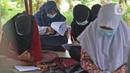 Sejumlah murid SMP Sekolah Alam mengikuti Ujian Akhir Semester (UAS) di Sukawangi, Kabuapaten Bekasi, Jawa Barat, Senin (30/11/2020). Menurut pengurus Sekolah Alam KBM tatap muka  jenjang pendidikan SD,SMP, dan SMA tetap berjalan dengan menerapkan protokol kesehatan. (Liputan6.com/Herman Zakharia)