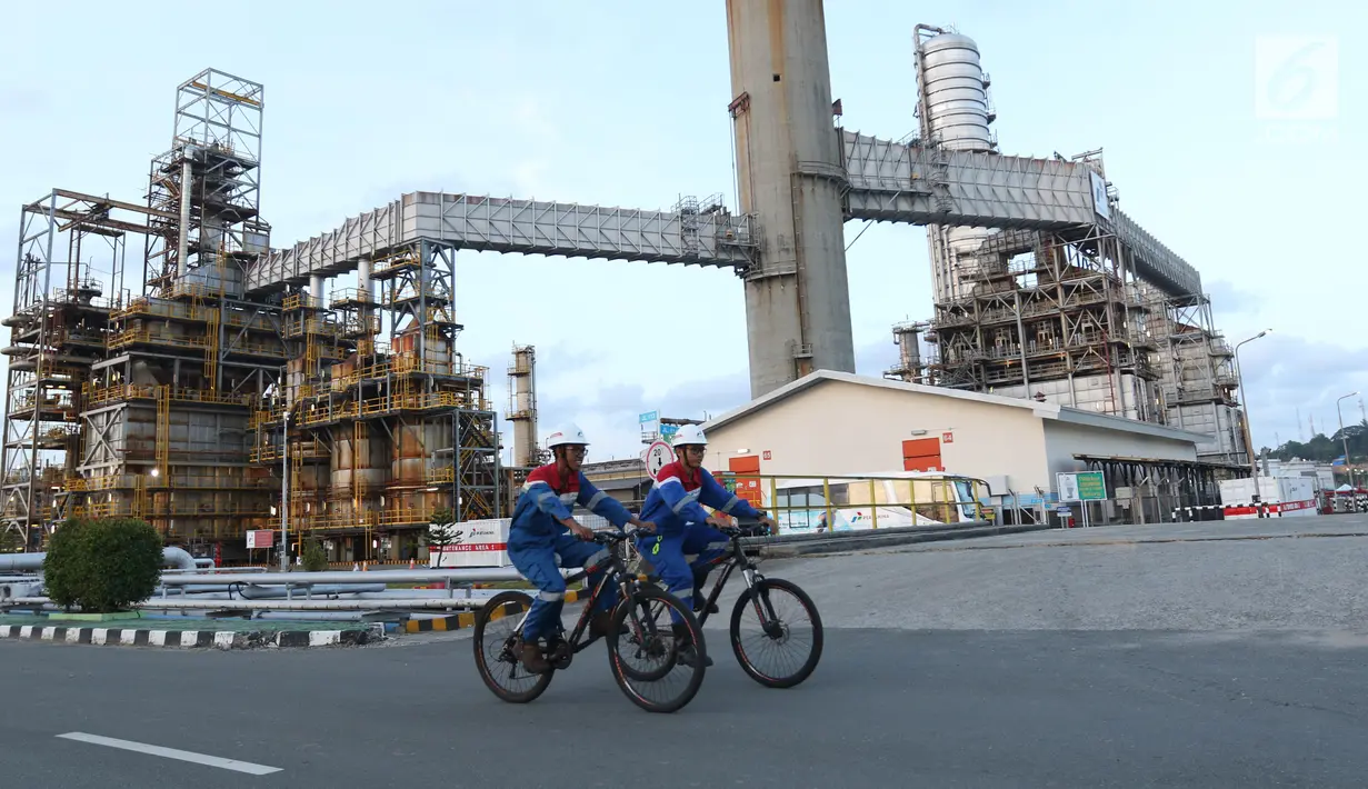 Petugas mengendarai sepeda saat melakukan pengecekan di area Refinery Unit V Balikpapan, Kalimantan Timur, Senin (22/7/2019). Kapasitas Kilang Balikpapan ditargetkan akan naik sekitar 38 persen. (Liputan6.com/Angga Yuniar)