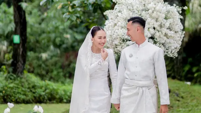 Adu Gaya Model Kebaya Lamaran Artis, Mulai dari Enzy Storia, Ayu Ting-Ting, hingga Aaliyah Massaid