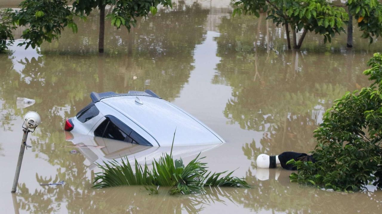 VIDEO: Suasana Panik Mega Bekasi Hypermall Jebol Diterjang Banjir, Pengunjung ke Atas Selamatkan Diri