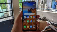 Tampak depan Redmi 8A Pro dengan notch di atas. (Liputan6.com/ Yuslianson)