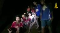 Anak-anak dan pelatih tim sepak bola remaja Thailand saat diselamatkan di sebuah gua di Chiang Rai, Thailand, Senin (2/7). Sebanyak 13 orang sebelumnya terperangkap di dalam gua yang terendam banjir genangan air hujan. (Navy Seal Thailand via AP)