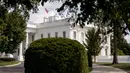 Pemandangan bendera nasional AS yang berkibar setengah tiang di Gedung Putih, Washington DC, Minggu (4/8/2019). Presiden Donald Trump memerintahkan bendera dikibarkan setengah tiang selama lima hari sebagai simbol dukacita atas dua penembakan massal di El Paso, Texas, dan Ohio. (AP/Andrew Harnik)