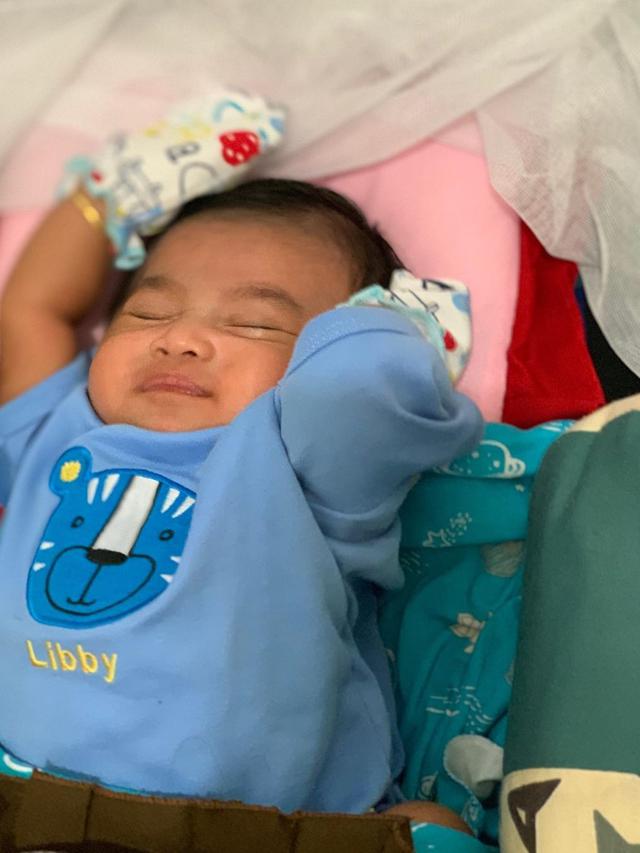 5 Potret Cantik Anak Evi Masamba Saat Prosesi Aqiqah di Kampung Halaman