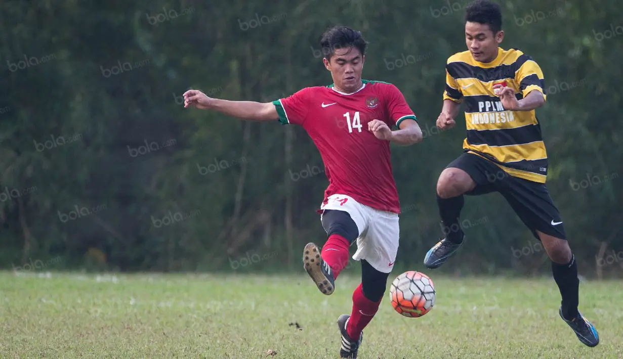 Bek Indonesia U-19, Jujun Saepuloh, berusaha merebut bola dari pemain PPLM pada laga ujicoba di Lapangan NYTC Sawangan, Depok, Jawa Barat, Jumat (5/8/2016). Indonesia U-19 menang 3-0 atas PPLM. (Bola.com/Vitalis Yogi Trisna)