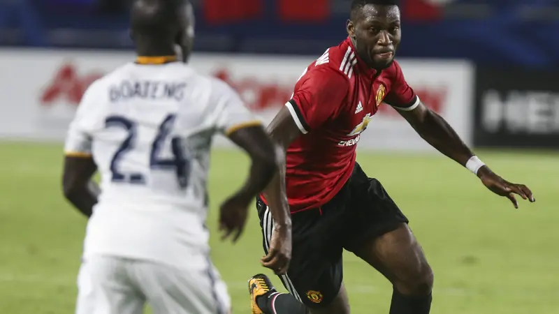 Timothy Fosu-Mensah membela Manchester United (MU) pada uji coba melawan LA Galaxy, Juli 2017. Fosu-Mensah dipinjamkan MU ke Crystal Palace. (AFP/Ringo Chiu)