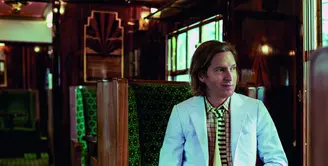 Pembuat film Wes Anderson mendesain kembali gerbong Cygnus pada rangkaian kereta British Pullman, a Belmond Train, Inggris yang legendaris. Terinspirasi dari art deco dengan interpretasi desain modern, Wes Anderson mengaplikasikan garis simetris, palet warna yang unik dan gaya art nouveau. (Belmond)