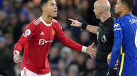 Pemain Manchester United, Cristiano Ronaldo, memprotes wasit yang memimpin duel Liga Inggris di markas Chelsea, Stamford Bridge, Minggu (28/11/2021). (AP Photo/Kirsty Wigglesworth)