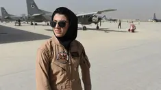 Niloofar Rahmani (23) saat berada di pangkalan Angkatan Udara Afghanistan di Kabul. Niloofar merupakan satu-satunya wanita pertama yang menjadi pilot pada skuadron Afghanistan. Foto diambil pada 26 April 2015. (AFP PHOTO/SHAH Marai)