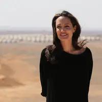 Seorang sumber mengatakan, aktris cantik berusia 41 tahun ini telah mengirim seorang mata-mata selama sebulan terakhir kelokasi syuting untuk mengintai kedekatan suaminya dengan lawan mainnya itu yang kabarnya cukup intim. (AFP/Bintang.com)