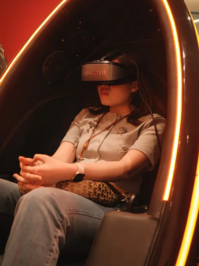 Ilustrasi nonton film menggunakan teknologi Virtual Reality 8K 5D. (Foto: Dok. Istimewa)
