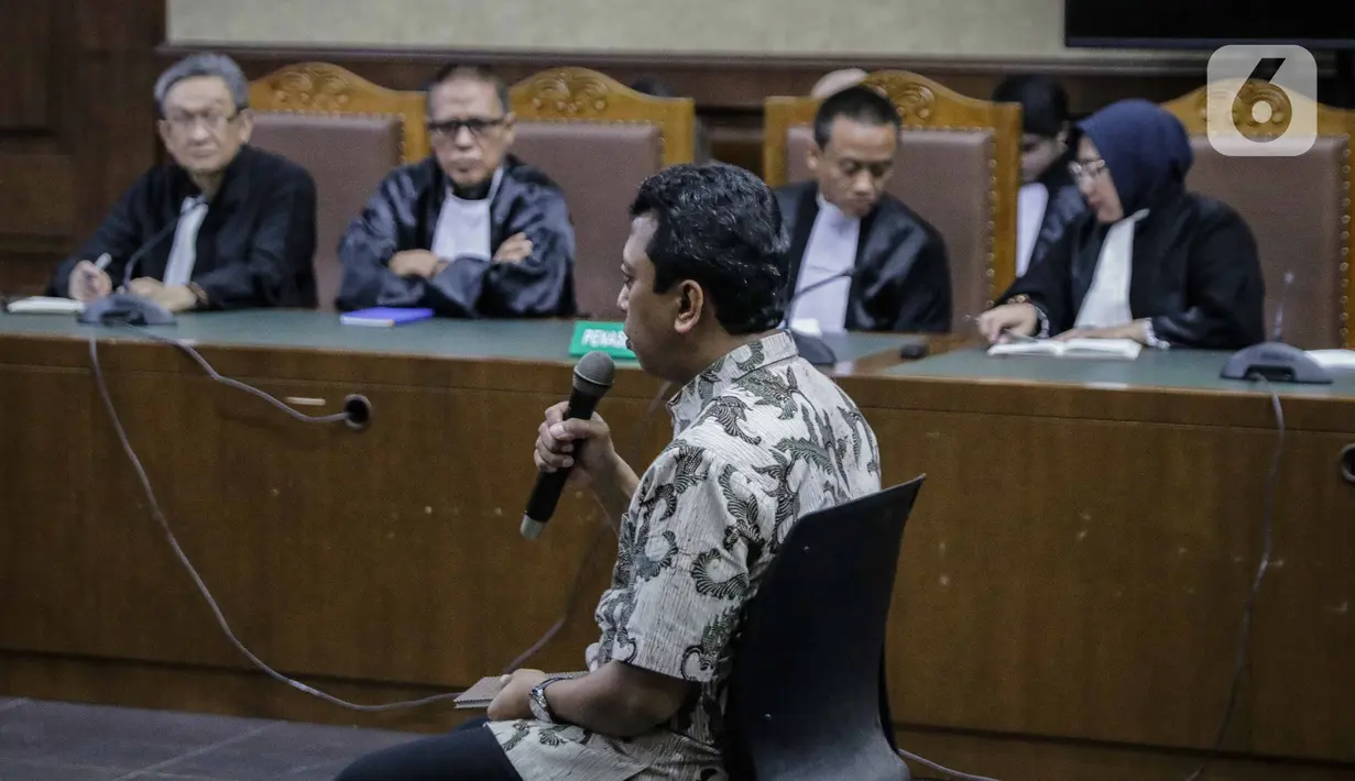 Terdakwa kasus suap jual beli jabatan di lingkungan Kemenag Romahurmuziy menjalani sidang vonis di Pengadilan Tipikor Jakarta, Senin (20/1/2020). Mantan Ketum PPP itu divonis pidana penjara selama dua tahun dan denda Rp100 juta subsider tiga bulan kurungan. (Liputan6.com/Faizal Fanani)