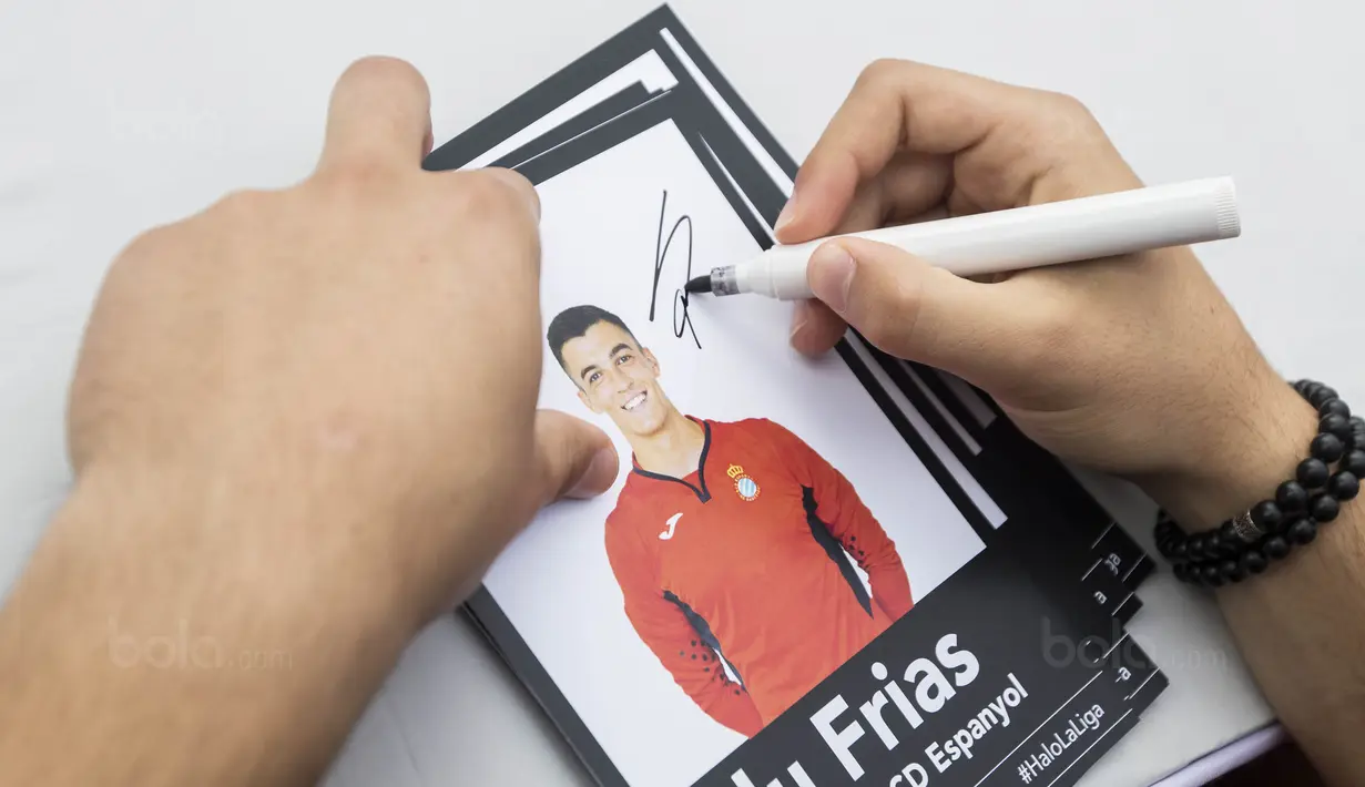 Kiper Espanyol, Edu Frias, memberikan tanda tangan saat menghadiri jumpa fans di Jakarta, Minggu (16/7/2017). Espanyol akan melakukan laga ujicoba melawan Persija. (Bola.com/Vitalis Yogi Trisna)