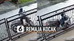 Aksi kocak diperlihatkan oleh remaja perempuan ini ketika berusaha menahan keseimbangan di atas motor.