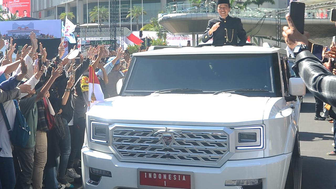 Jokowi menuju Bandara Halim Perdanakusuma naik Maung Garuda putih