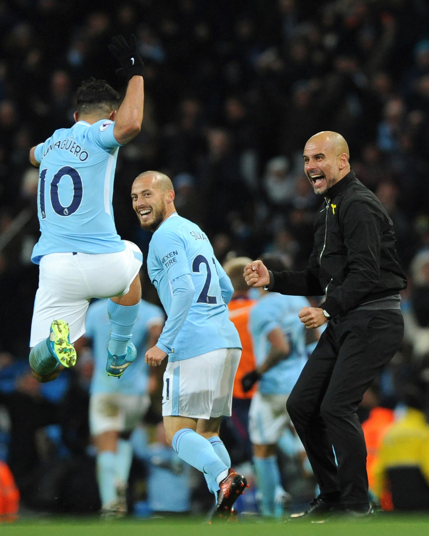 Pelatih Manchester City, Pep Guardiola berselebrasi bersama pemainya usai pertandingan melawan Southampton di Stadion Etihad di Inggris (29/11). City menang 2-1 atas Southampton. (AP Photo/Rui Vieira)