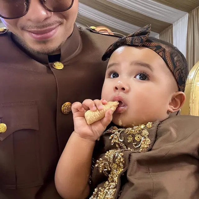 6 Gaya Kompak Dua Bayi Gemas Ameena dan Azura Pakai Kebaya Janggan di Acara Tedak Siten, Bak Jeng Yah Gadis Kretek Versi Mini